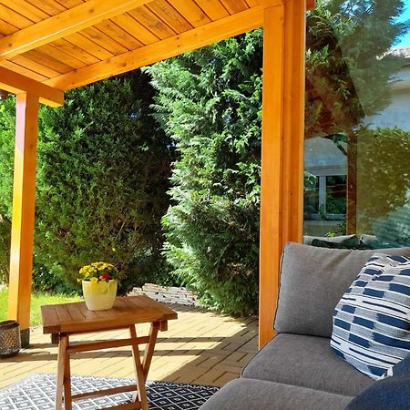 Canadian Style House With 3D Effect Pool Vinosady Exterior photo
