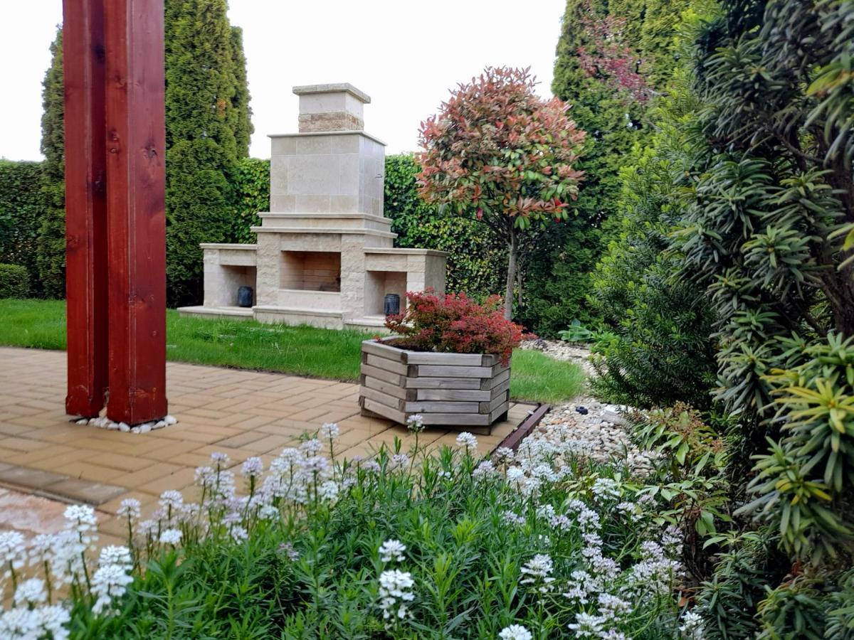 Canadian Style House With 3D Effect Pool Vinosady Exterior photo