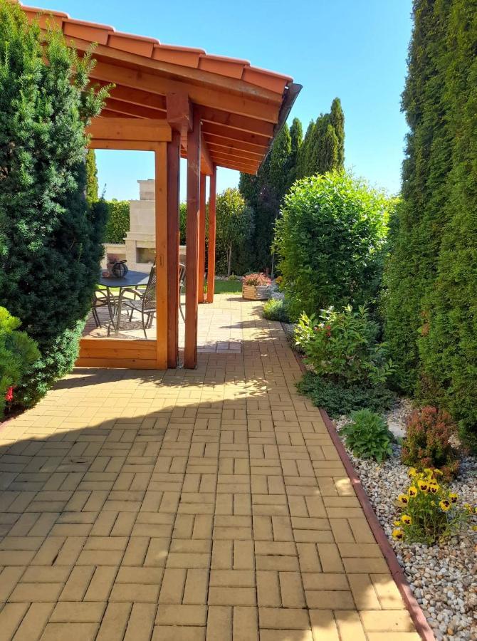 Canadian Style House With 3D Effect Pool Vinosady Exterior photo