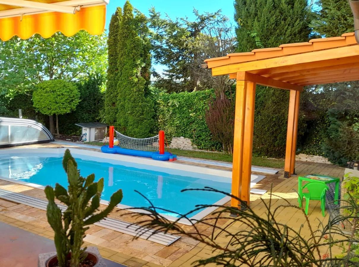 Canadian Style House With 3D Effect Pool Vinosady Exterior photo
