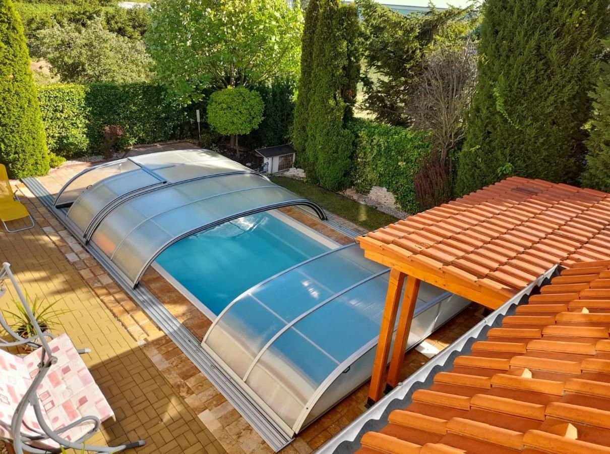Canadian Style House With 3D Effect Pool Vinosady Exterior photo