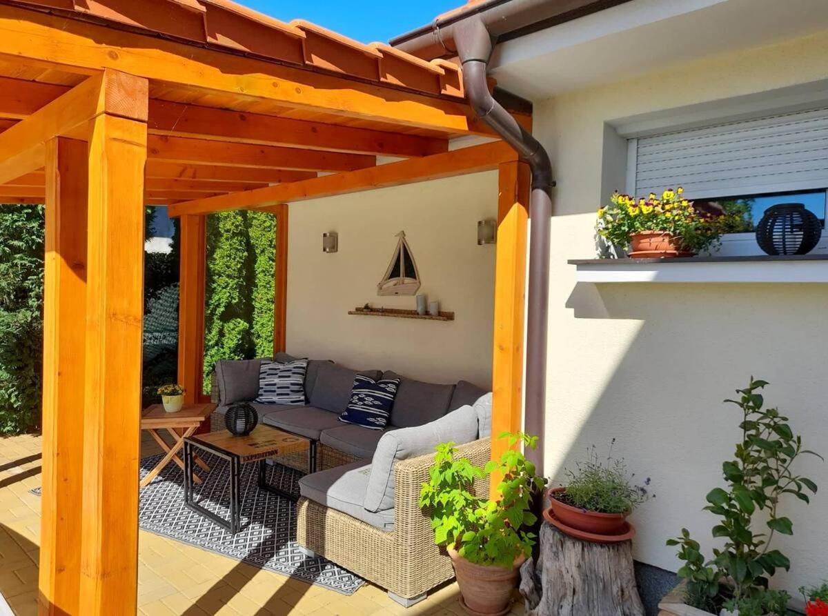 Canadian Style House With 3D Effect Pool Vinosady Exterior photo