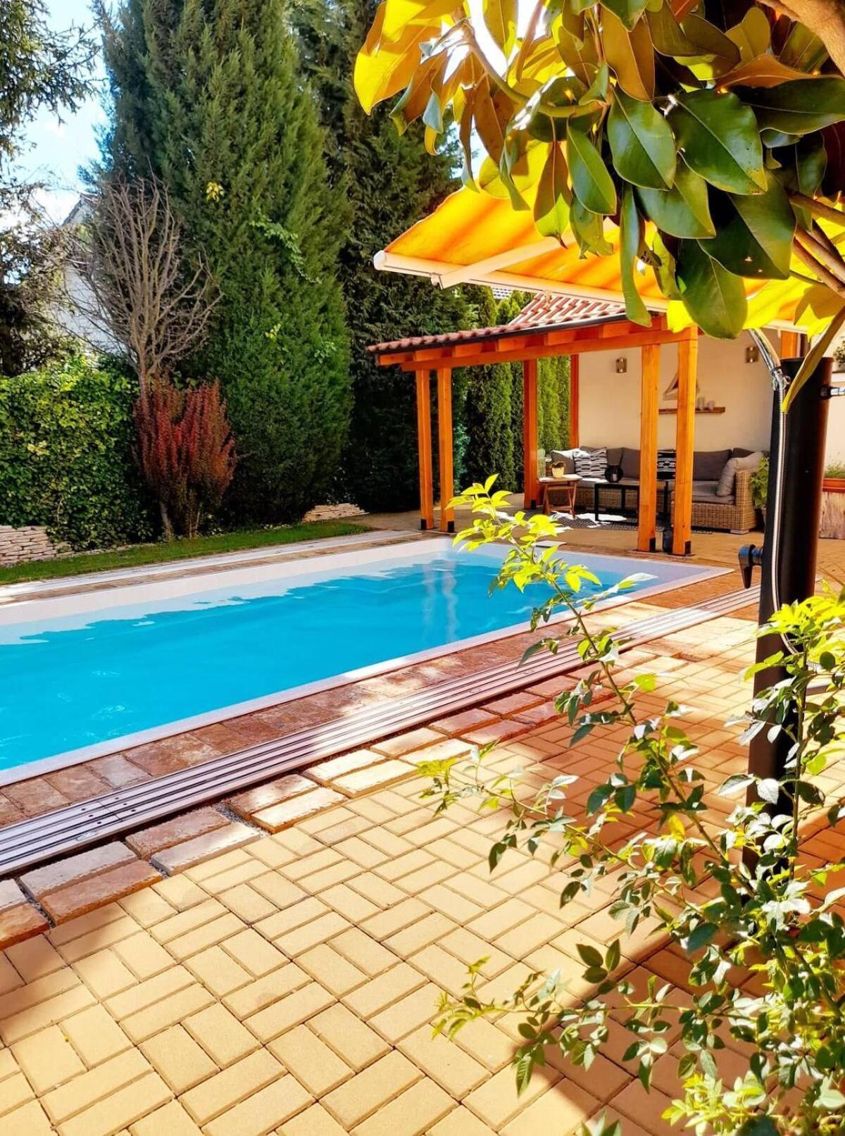 Canadian Style House With 3D Effect Pool Vinosady Exterior photo