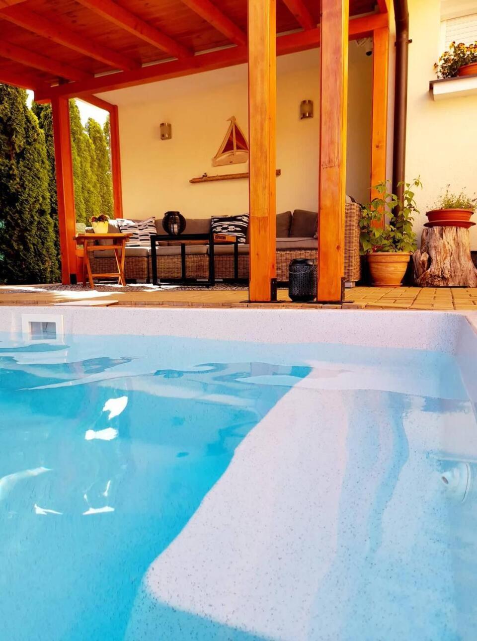 Canadian Style House With 3D Effect Pool Vinosady Exterior photo